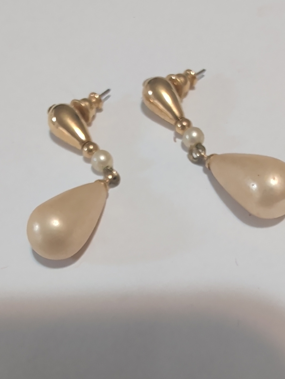 Elegant Cream Teardrop Pearl Drop Earrings - Gold Accents